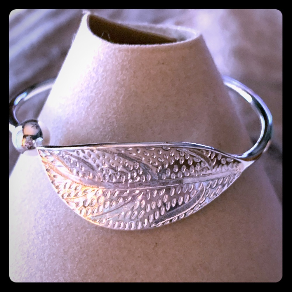 New cuff bracelet with leaf, silver tone